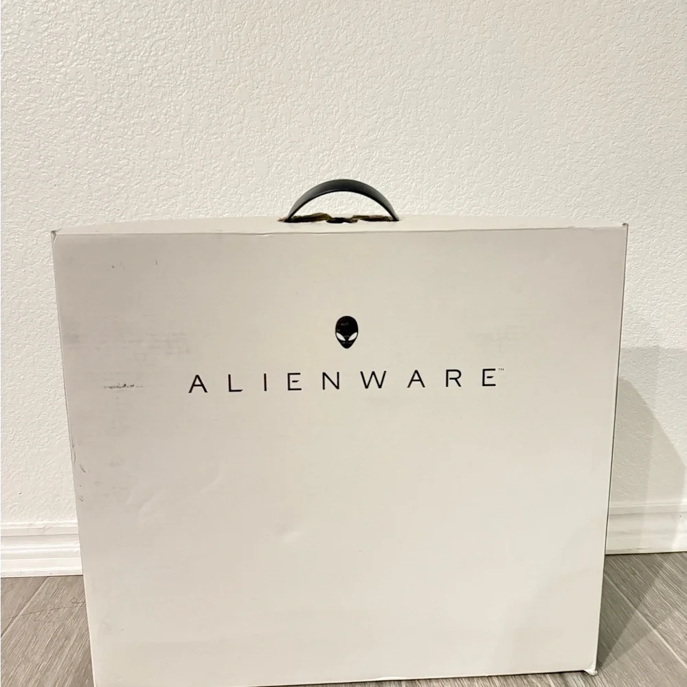 Alienware 17 laptop R5 - Picture 3 of 3